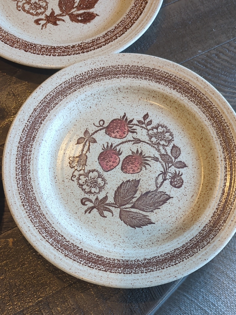 Vintage-Style Strawberry Dinner Plates Set Of 4
